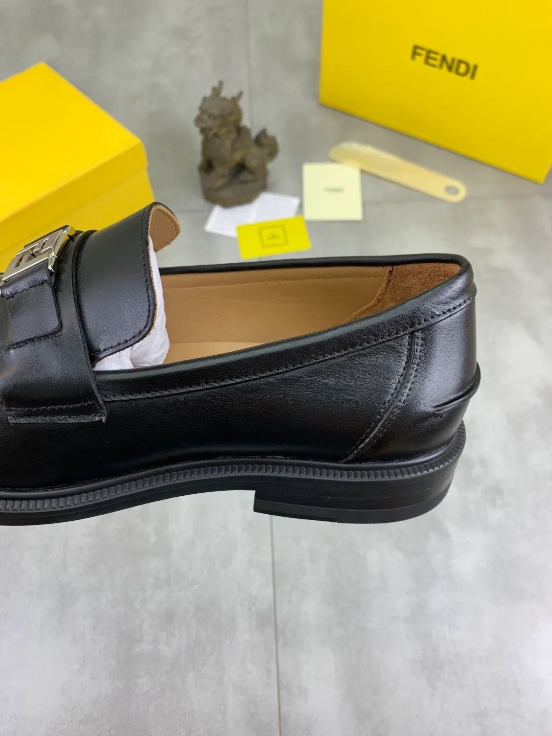 ​Men's shoes 💰P480💰[New model] Water dyed cowhide 🆘 The latest FENDI (Fendi) new casual leather shoes 🕶️🕶️Simple routing effect, showing an elegant and cool driving shoe 🎬Made of Italian 🇮🇹 imported calfskin + first-layer water-dyed cowhide lining🐂Excellent material🎬Detailed workmanship 🤗Comfortable foot feel➰➰. ​Pair it with any outfit to show your taste and temperament, low-key luxury ♻️Design ​simple and elegant ​noble and fashionable 🍃​Very loved and favored by trendy men 💓❤️Size: 38-44 2⃣️colors available